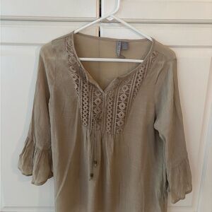 By design tan tunic boho blouse. 3/4 sleeve flowy with crochet accents.‎